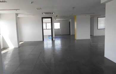 Imagem: O depósito possui 5 Vagas na garagem, 118m² de Área e está