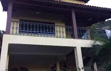 Imagem: A casa possui 5 Dormitórios, 3 Banheiros, 5 Vagas na garagem