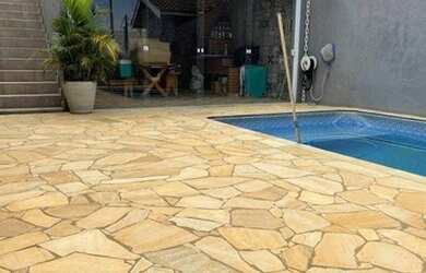 Imagem: A casa possui 3 Dormitórios, 2 Banheiros, 2 Vagas na garagem