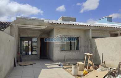 Imagem: A casa possui 3 Dormitórios, 1 Banheiro, 2 Vagas na garagem