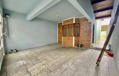 Imagem: A casa possui 3 Dormitórios, 2 Banheiros, 2 Vagas na garagem
