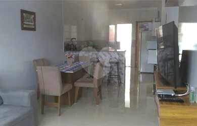 Imagem: A casa possui 3 Dormitórios, 1 Banheiro, 2 Vagas na garagem