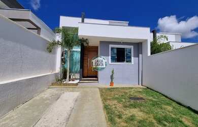 Imagem: A casa possui 2 Dormitórios, 2 Banheiros, 2 Vagas na garagem