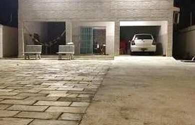 Imagem: A casa possui 4 Dormitórios, 3 Banheiros, 5 Vagas na garagem