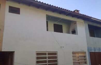 Imagem: A casa possui 1 Dormitório, 1 Banheiro, 1 Vaga na garagem