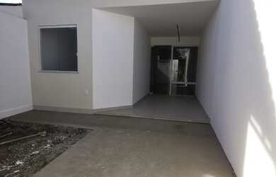 Imagem: A casa possui 2 Dormitórios, 2 Banheiros, 2 Vagas na garagem