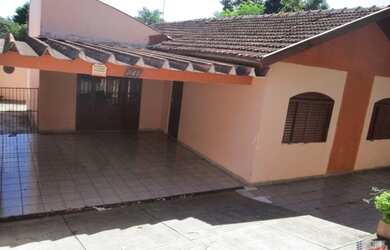 Imagem: A casa possui 4 Dormitórios, 1 Banheiro, 2 Vagas na garagem