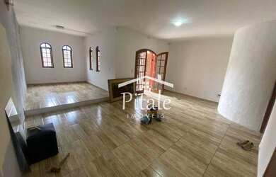 Imagem: A casa possui 4 Dormitórios, 5 Banheiros, 2 Vagas na garagem