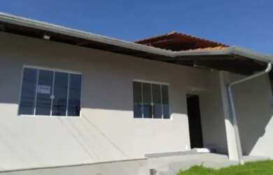 Imagem: A casa possui 2 Dormitórios, 2 Banheiros, 1 Vaga na garagem