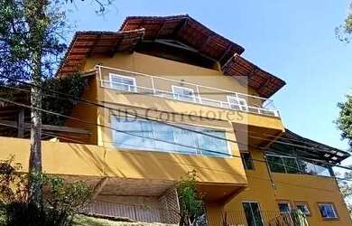 Imagem: A casa possui 3 Dormitórios, 3 Banheiros, 2 Vagas na garagem