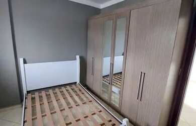 Imagem: O apartamento possui 1 Dormitório, 1 Banheiro, 1 Vaga na garagem