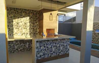 Imagem: A casa possui 3 Dormitórios, 3 Banheiros, 2 Vagas na garagem