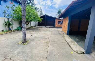 Imagem: A casa possui 4 Dormitórios, 3 Banheiros, 4 Vagas na garagem