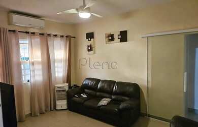 Imagem: A casa possui 3 Dormitórios, 2 Banheiros, 3 Vagas na garagem