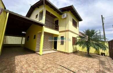 Imagem: A casa possui 3 Dormitórios, 2 Banheiros, 4 Vagas na garagem