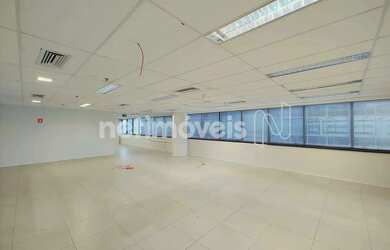 Imagem: O depósito possui 5 Vagas na garagem, 404m² de Área e está