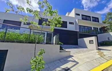 Imagem: A casa possui 3 Dormitórios, 4 Banheiros, 2 Vagas na garagem