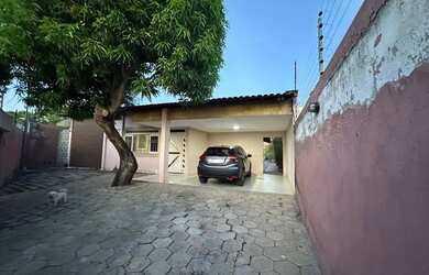 Imagem: A casa possui 4 Dormitórios, 1 Banheiro, 4 Vagas na garagem