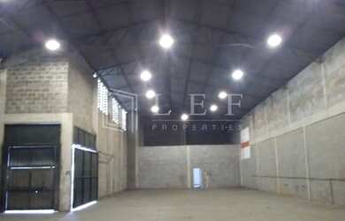 Imagem: O depósito possui 5 Vagas na garagem, 807m² de Área e está