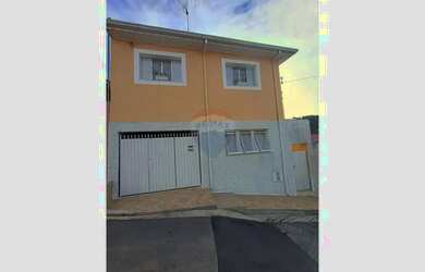 Imagem: A casa possui 3 Dormitórios, 2 Banheiros, 1 Vaga na garagem