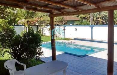 Imagem: A casa possui 3 Dormitórios, 1 Banheiro, 2 Vagas na garagem