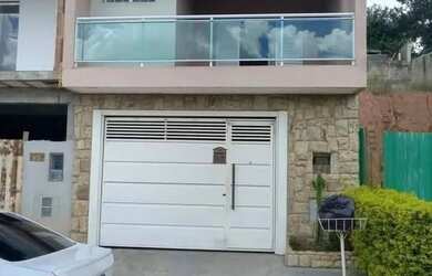 Imagem: A casa possui 3 Dormitórios, 3 Banheiros, 2 Vagas na garagem