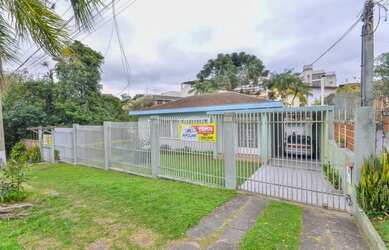 Imagem: A casa possui 3 Dormitórios, 2 Banheiros, 3 Vagas na garagem