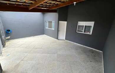 Imagem: A casa possui 3 Dormitórios, 2 Banheiros, 2 Vagas na garagem