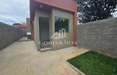 Imagem: A casa possui 3 Dormitórios, 1 Banheiro, 2 Vagas na garagem