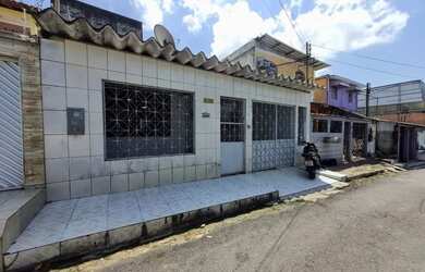 Imagem: A casa possui 3 Dormitórios, 3 Banheiros, 2 Vagas na garagem