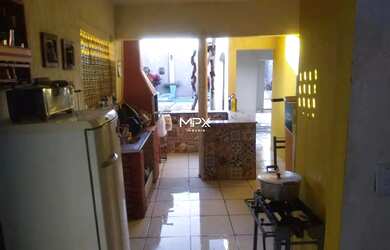 Imagem: A casa possui 3 Dormitórios, 2 Banheiros, 4 Vagas na garagem