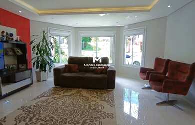 Imagem: A casa possui 3 Dormitórios, 3 Banheiros, 4 Vagas na garagem