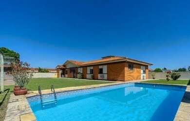 Imagem: A casa possui 4 Dormitórios, 3 Banheiros, 3 Vagas na garagem