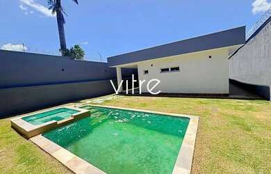 Imagem: A casa possui 3 Dormitórios, 4 Banheiros, 4 Vagas na garagem