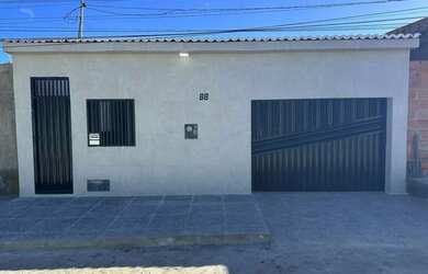 Imagem: A casa possui 4 Dormitórios, 1 Banheiro, 1 Vaga na garagem