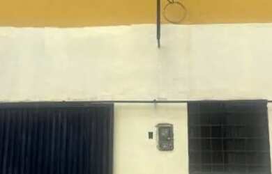 Imagem: A casa possui 3 Dormitórios, 2 Banheiros e 1 Vaga na garagem