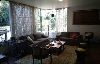 Imagem: A casa possui 4 Dormitórios, 5 Banheiros, 5 Vagas na garagem