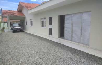 Imagem: A casa possui 3 Dormitórios, 1 Banheiro, 197m² de Área e