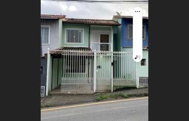 Imagem: A casa possui 2 Dormitórios, 2 Banheiros, 2 Vagas na garagem