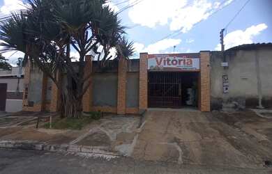 Imagem: A casa possui 3 Dormitórios, 3 Banheiros, 1 Vaga na garagem