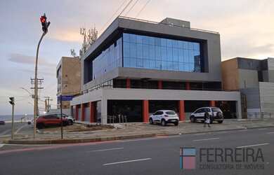 Imagem: O depósito possui 5 Vagas na garagem e 2700m² de Área e está