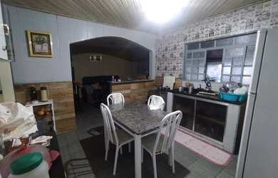 Imagem: A casa possui 2 Dormitórios, 1 Banheiro, 2 Vagas na garagem