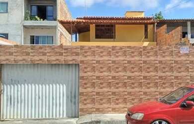 Imagem: A casa possui 2 Dormitórios, 2 Banheiros, 2 Vagas na garagem