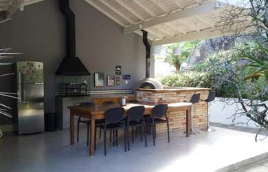 Imagem: A casa possui 3 Dormitórios, 2 Banheiros, 4 Vagas na garagem