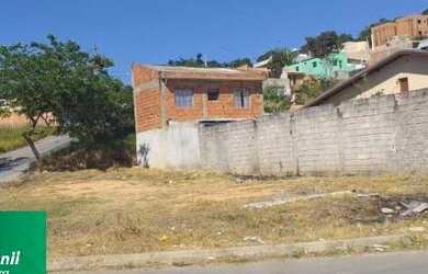 Imagem: O terreno possui 270m² de Área e está localizado em Loteamento