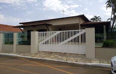 Imagem: A casa em condomínio possui 4 Dormitórios, 4 Banheiros, 4