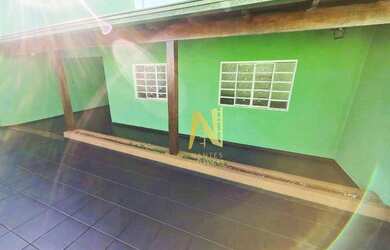 Imagem: A casa possui 3 Dormitórios, 2 Banheiros, 5 Vagas na garagem