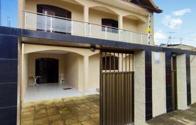 Imagem: A casa possui 3 Dormitórios, 2 Banheiros, 3 Vagas na garagem