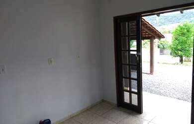 Imagem: A casa possui 3 Dormitórios, 2 Banheiros, 1 Vaga na garagem