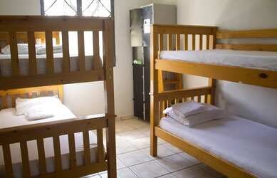 Imagem: A pousada chalé possui 1 Dormitório, 2 Vagas na garagem e